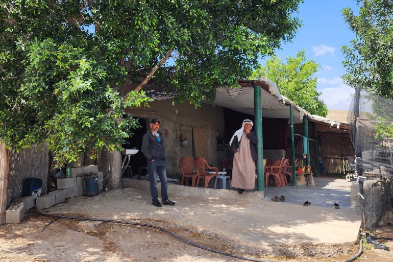 صورة-2-عزيزة-نوفل--فلسطين-الأغوار-المختار-أبو-مهيوب-أمام-منزله-الذي-يقف-حجر-عثرة-أمام-التوسع-الاستيطاني-في-منطقة-الحِمّة--الجزيرة-نت-