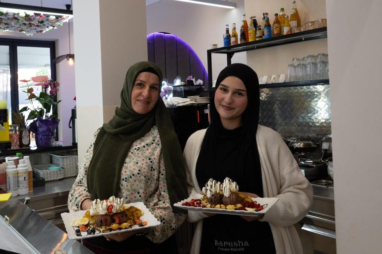 FILED - Owner Sumeja Zumberi (r) and her mother Hirmete Zumberi at work in her recently-opened ice cream parlour Baresha in the northern German city of Bremen. Photo: Alicia Windzio/dpa