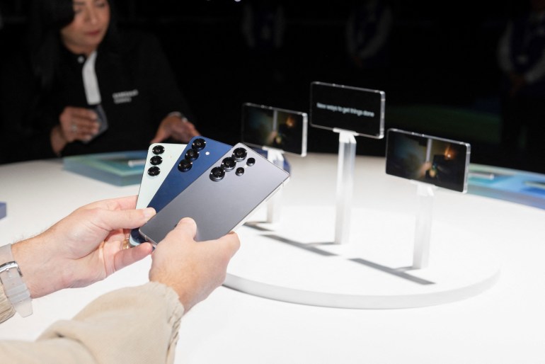 People try the latest Galaxy smartphones, including the Galaxy S25, the Galaxy S25 Plus, and the Galaxy S25 Ultra AI during the Samsung Galaxy Unpacked 2025 winter event in San Jose, California, U.S., January 22, 2025. REUTERS/Laure Andrillon