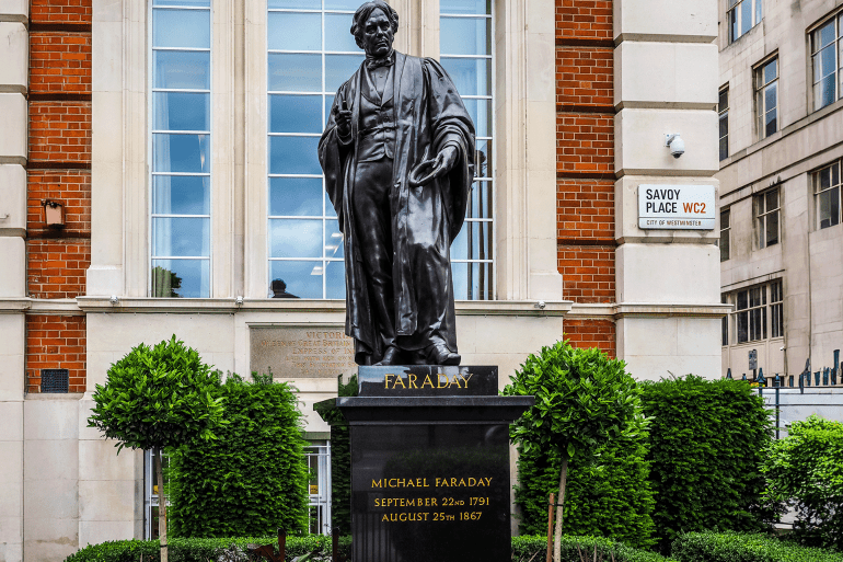 مايكل فاراداي LONDON, UK - CIRCA JUNE 2017: Statue of Michael Faraday in Savoy Place (high dynamic range)